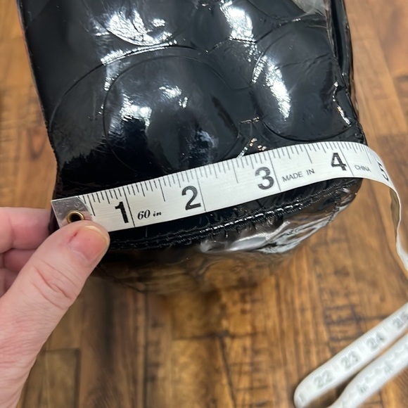 Coach Embossed C Patent Leather
Black Tote Bag Shoulder bag zip closure - Picture 12 of 16